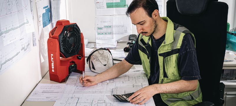 Ventilador para lugares de trabajo a batería KCF 4-22 Potente ventilador para el lugar de trabajo con una batería que dura todo el día, cabezal giratorio y ganchos para colgar para enfriar y ventilar las áreas de trabajo (plataforma de batería Nuron) Aplicaciones 1