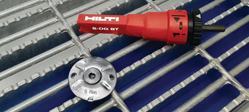 Espiga de rejilla X-FCM-F NG (revestimiento doble) Espiga de rejilla estrecha con revestimiento doble para fijación de rejillas de tamiz estrecho con pernos roscados en entornos ligeramente corrosivos Aplicaciones 1